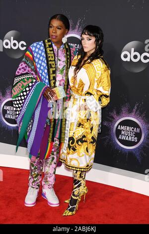 LOS ANGELES, Ca - 24. NOVEMBER: Große Freedia (L) und Kesha die 2019 American Music Awards bei Microsoft Theater besuchen am 24. November 2019 in Los Angeles, Kalifornien. Stockfoto