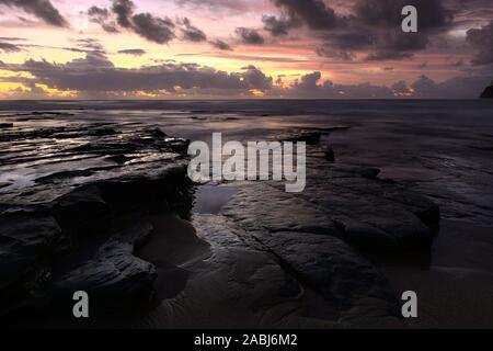 Sonnenaufgang auf einem felsigen Strand Stockfoto