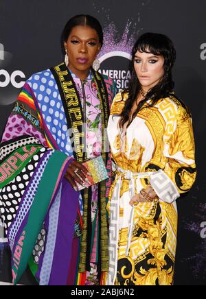 LOS ANGELES, Ca - 24. NOVEMBER: Große Freedia (L) und Kesha die 2019 American Music Awards bei Microsoft Theater besuchen am 24. November 2019 in Los Angeles, Kalifornien. Stockfoto