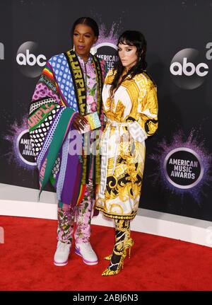 LOS ANGELES, Ca - 24. NOVEMBER: Große Freedia (L) und Kesha die 2019 American Music Awards bei Microsoft Theater besuchen am 24. November 2019 in Los Angeles, Kalifornien. Stockfoto