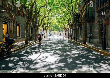 Shanghai, China - 8. August 2016: Xintiandi viertel Einkaufsstraße Stockfoto
