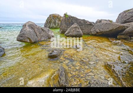 Felsen und Wasser auf einer versteckten Bucht an Huron-see in Bruce Peninsula National Park in Ontario, Kanada. Stockfoto