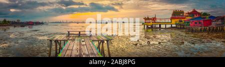 Wunderschöne Aussicht auf Yeoh Jetty und Hean buh Thean Kuan Yin Tempel bei Sonnenaufgang. Penang, Malaysia. Panorama Stockfoto