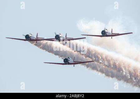 MONROE, NC (USA) - 9 November, 2019: Vier aerobatic Flugzeug fliegen in engen Formation, während sie bei den Warbirds über Monroe Air Show. Stockfoto