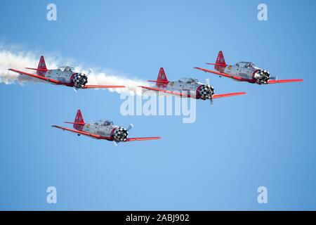 MONROE, NC (USA) - 9 November, 2019: Vier aerobatic Flugzeug fliegen in engen Formation, während sie bei den Warbirds über Monroe Air Show. Stockfoto