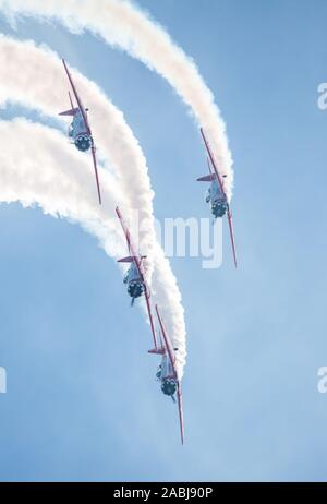 MONROE, NC (USA) - 9 November, 2019: Vier aerobatic Flugzeug Durchführen einer tiefen Tauchgang am Warbirds über Monroe Air Show. Stockfoto