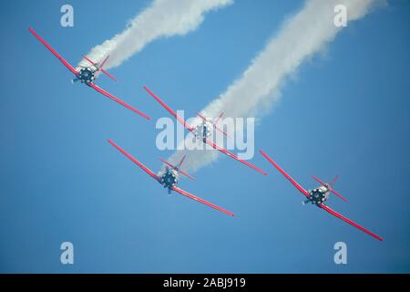 MONROE, NC (USA) - 9 November, 2019: Vier aerobatic Flugzeug fliegen in engen Formation, während sie bei den Warbirds über Monroe Air Show. Stockfoto