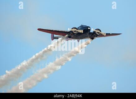 MONROE, NC (USA) - 9 November, 2019: eine Beechcraft Modell 18 Flugzeuge führt eine aerobatic Routine bei den Warbirds über Monroe Air Show. Stockfoto