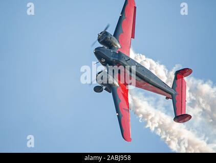 MONROE, NC (USA) - 9 November, 2019: eine Beechcraft Modell 18 Flugzeuge führt eine aerobatic Routine bei den Warbirds über Monroe Air Show. Stockfoto