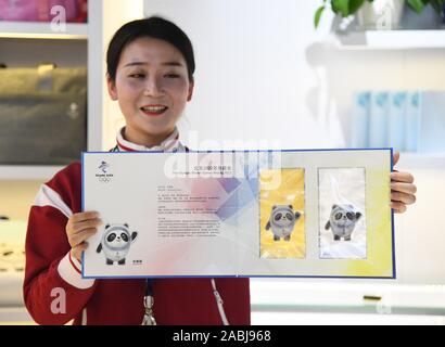 Peking, China. 27 Nov, 2019. Ein Mitarbeiter zeigt lizenzierte Produkte für die Beijing 2022 Olympischen Spiele und die Paralympics in einem neu eröffneten Store von daxing International Airport, in Peking, der Hauptstadt von China, Nov. 27, 2019. Quelle: Ren Chao/Xinhua/Alamy leben Nachrichten Stockfoto