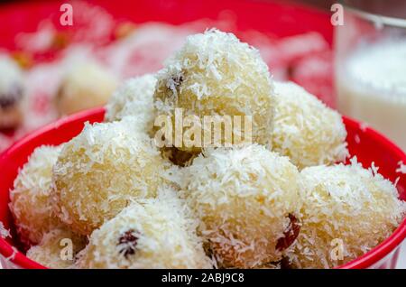 In der Nähe von Coconut Rava ladoos in eine Schüssel geben. Stockfoto