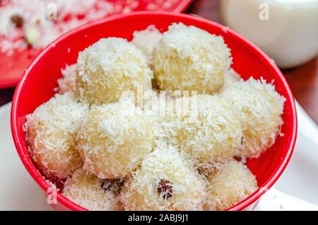 Grieß Coconut süßen Kugeln in einem roten Schüssel. Stockfoto