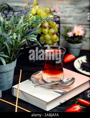 Schwarzer Tee in armudu Glas auf dem Tisch Stockfoto