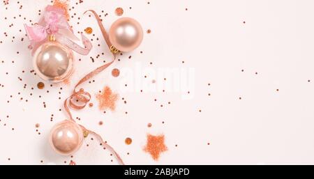 Weihnachten Komposition. Weihnachtskugeln, pink und silber Dekorationen auf weißem Hintergrund. Flach, Ansicht von oben, kopieren Raum Stockfoto