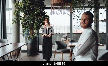 Schöne Frau in einem schwarzen Kleid und ein Mann in einem weißen Hemd. Stockfoto