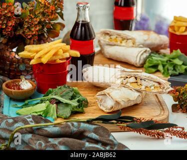 Döner in lavash auf Holzbrett eingestellt Stockfoto