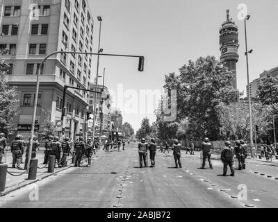 Die Polizei hat in der Alameda Straße während der letzten Unruhen in Santiago mehr als einen Monat seit Beginn der Auseinandersetzungen erste Reihe zwischen der Polizei und Demonstranten Stockfoto