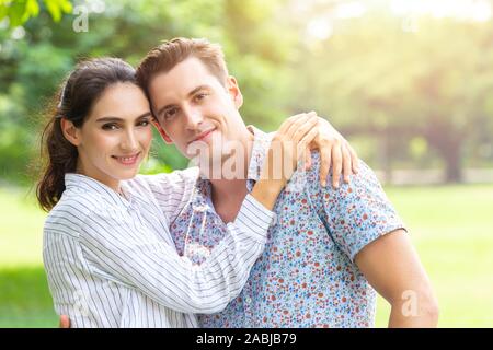 Portrait von Paar Liebhaber Lächeln suchen Kamera outdoor Park Hintergrund mit kopieren. Stockfoto