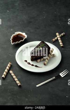 Brownie in der Platte auf dem Tisch Stockfoto
