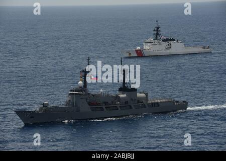 Die philippinische Marine Schiff BRP Andres Bonifacio (PS 17) und der U.S. Coast Guard Legende - Class Cutter WMSL USCGC Stratton (752) Dampf in Formation zusammen während ein Foto Übung als Teil der maritimen Ausbildung (MTA) SAMA SAMA 17. Okt. 2019. Jetzt in seinem dritten Jahr, MTA-sama Sama umfasst Kräfte aus Japan, auf den Philippinen und in den Vereinigten Staaten und ist darauf ausgelegt, die Sicherheit in der Region, die Zusammenarbeit zu fördern, pflegen und maritime Partnerschaften stärken, und maritime Interoperabilität verbessern. (U.S. Coast Guard Foto von Petty Officer 1st Class Nathan Littlejohn) Stockfoto