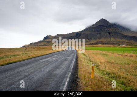 Straße, die zu den Bergen, in der Nähe von Borgarnes, Island Stockfoto