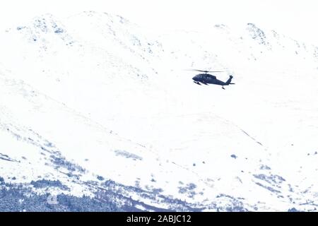 Ein UH-60 Black Hawk Hubschrauber vom Alaska Army National Guard Ansätze Neibhur Drop Zone, November 26, 2019, zu den Soldaten der 6. Brigade Engineer Battalion (Airborne), 4 Infantry Brigade Combat Team (Airborne), 25 Infanterie Division, U.S. Army Alaska zugewiesen, in der ihre Lebensrettenden und Medevac hoist Fähigkeiten für kommende Rotation die Fallschirmjäger' auf die gemeinsame Bereitschaft Training Center in Fort Polk, Louisiana (USA Air Force Foto/Justin Connaher) Stockfoto