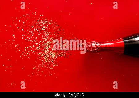 Flasche Champagner auf rotem Hintergrund Stockfoto