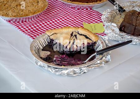 Hausgemachte Backwaren werden auf einem Festival verkauft, von der Scheibe. Ein Apple crumb Pie, Pecan, Bananenbrot, und frische Blaubeerkuchen. Stockfoto