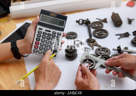 Ingenieur diskutieren und Gestaltung über mechanische Getriebe Teile im Amt. Stockfoto