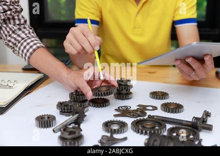 Ingenieur diskutieren und Gestaltung über mechanische Getriebe Teile im Amt. Stockfoto