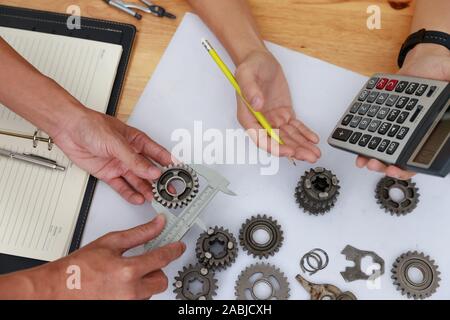 Ingenieur diskutieren und Gestaltung über mechanische Getriebe Teile im Amt. Stockfoto