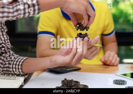 Ingenieur diskutieren und Gestaltung über mechanische Getriebe Teile im Amt. Stockfoto