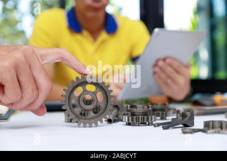 Ingenieur diskutieren und Gestaltung über mechanische Getriebe Teile im Amt. Stockfoto