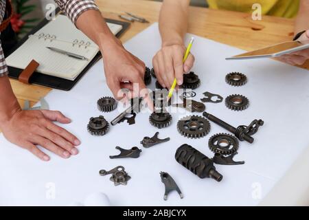 Ingenieur diskutieren und Gestaltung über mechanische Getriebe Teile im Amt. Stockfoto