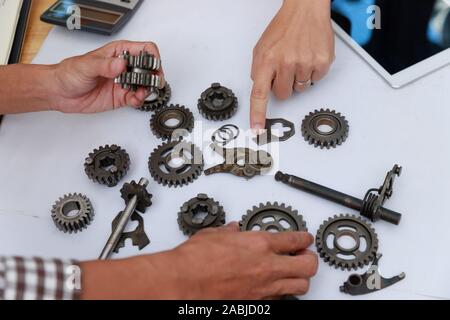 Ingenieur diskutieren und Gestaltung über mechanische Getriebe Teile im Amt. Stockfoto
