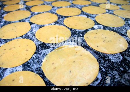 Khichiya papdi papad Reismehl Cracker oder Papadom trocknen in der Sonne (Chawal ke papad) Stockfoto