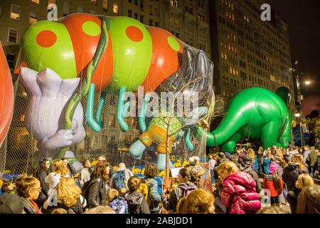 New York, NY, USA. 27 Nov, 2019. Tausende von Zuschauern, die Straßen rund um das Amerikanische Museum der Naturgeschichte, die Inflation für die Ballons für die Macy's Thanksgiving Day Parade zu sehen. Die Zuschauer in der Nähe der Trolle. Credit: Ed Lefkowicz/Alamy leben Nachrichten Stockfoto