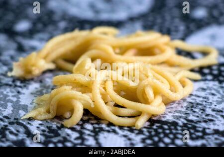 Khichiya papdi papad Reismehl Cracker oder Papadom trocknen in der Sonne (Chawal ke papad) Stockfoto