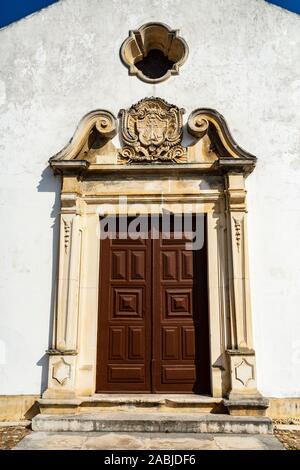 Portal der Kapelle der Schmerzhaften Muttergottes, die im 18. Jahrhundert gebaut, in der historischen Stadt Tentugal, Coimbra, Portugal Stockfoto