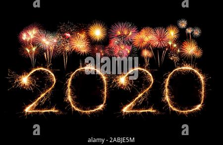 2020 Frohes neues Jahr geschrieben glitzernden Wunderkerzen Feuerwerk bei Nacht Stockfoto