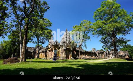 Frau besuchen Prasat Khao Phanom Rung Historical Park in Buriram City, Thailand Stockfoto