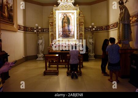 Antipolo City, Philippinen - 26 November, 2019: katholische Gläubige beten zu religiösen Statuen auf einen Altar in der Antipolo Dom oder die Muttergottes Stockfoto