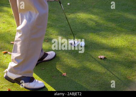 Golf Ball Festlegung auf Holz-t-stück, vorbereiten und bereit, den Ball zu schlagen Stockfoto