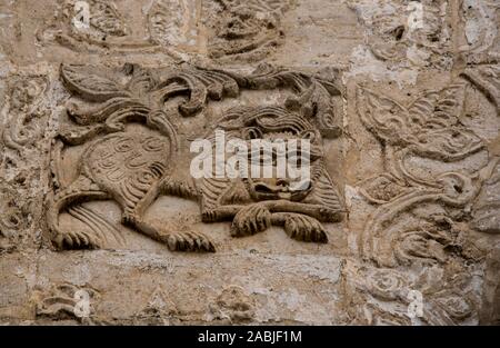 Relief eines Löwen auf der alten Mauer Stockfoto