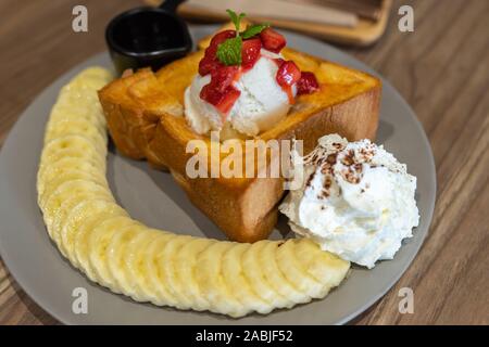 Honig Toast mit Eis im Cafe Stockfoto