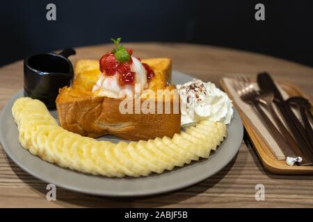 Honig Toast mit Eis im Cafe Stockfoto