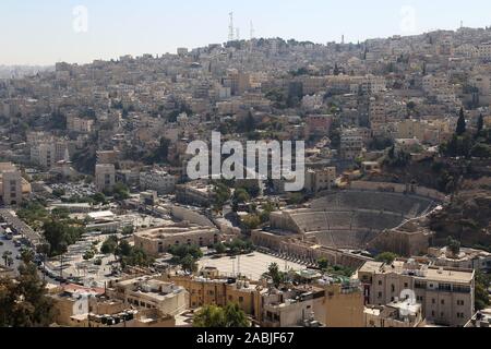 Römisches Theater und Odeon, wie aus der Zitadelle, Ali Ben Al Hussein Straße, Jabal Al Qalah, Amman, Jordanien, Naher Osten zu sehen Stockfoto