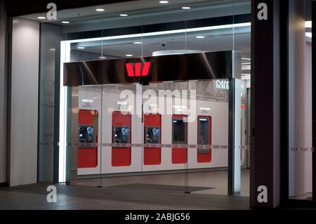 Brisbane, Queensland, Australien - 27 November 2019: Ansicht der Westpac bank Eingangshalle in der Queenstreet mit vielen Geldautomaten im Inneren Stockfoto