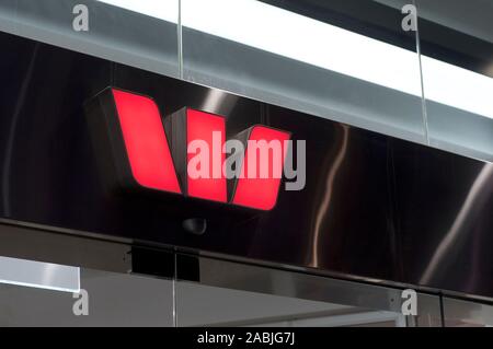 Brisbane, Queensland, Australien - 27 November 2019: Schließen Sie herauf Bild der leuchtende Westpac Bank Logo hängen am Eingang des Gebäudes in Q Stockfoto