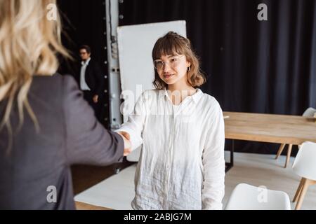 Zwei Geschäftsfrauen Händeschütteln im Büro Stockfoto